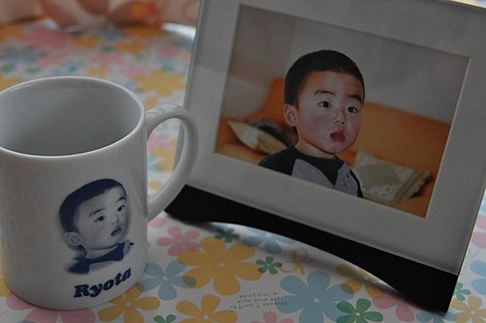 子どもの顔を彫刻したマグカップ