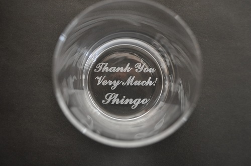 グラスの底面にメッセージを